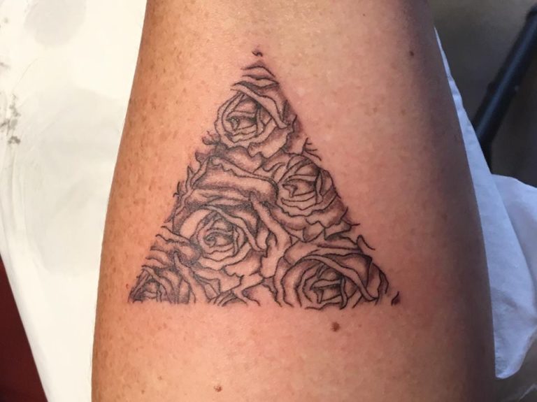 Tattoo roses en triangle Lalite Ink