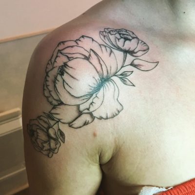 Tattoo pivoine épaule femme