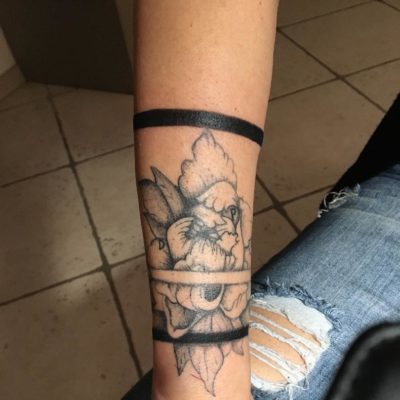 Tattoo manchette fleur