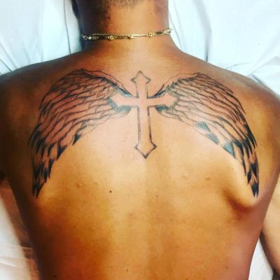 Tattoo ailes d'ange et croix. En construction