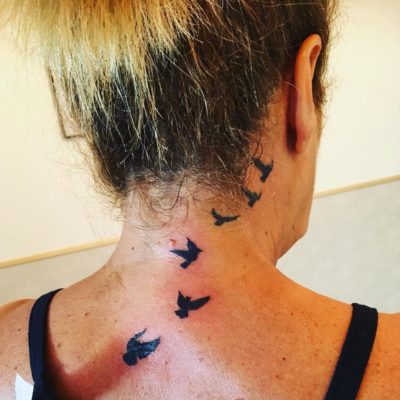 Tattoo oiseaux dans cou